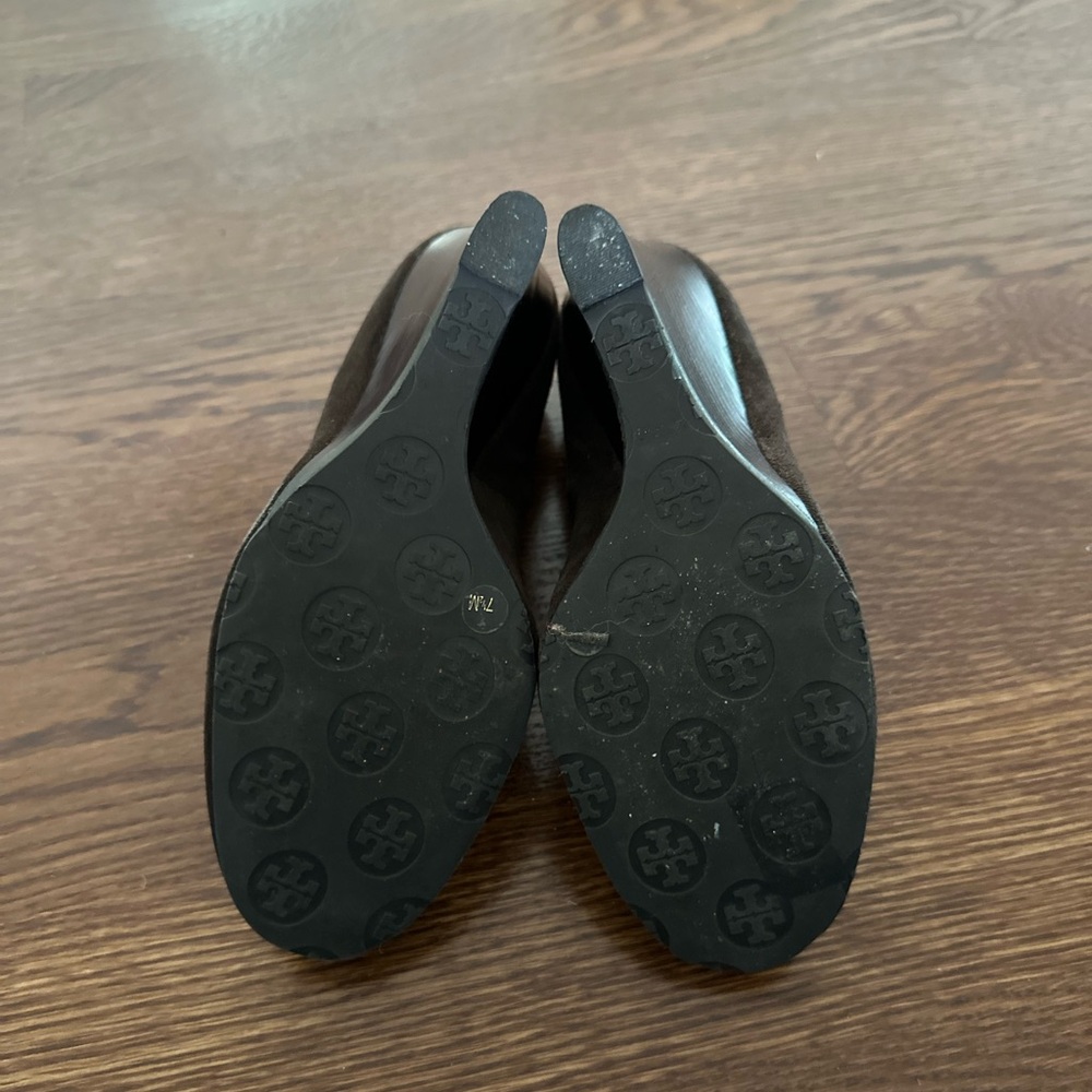 Tory Burch Brown Suede Logo Round-Toe Pumps - Picture 7 of 9